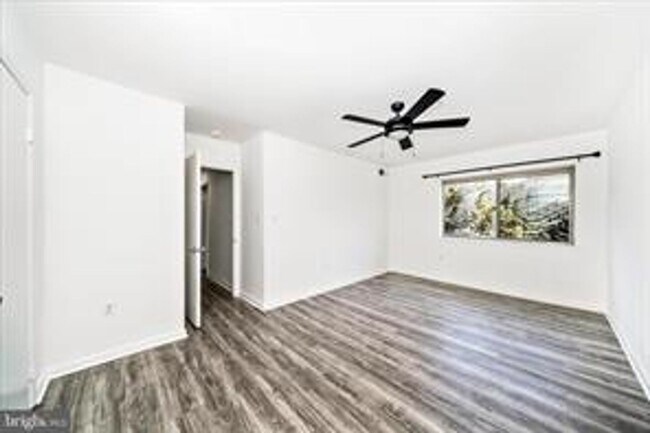Building Photo - TOP FLOOR CONDO WITH QUIET VIEW