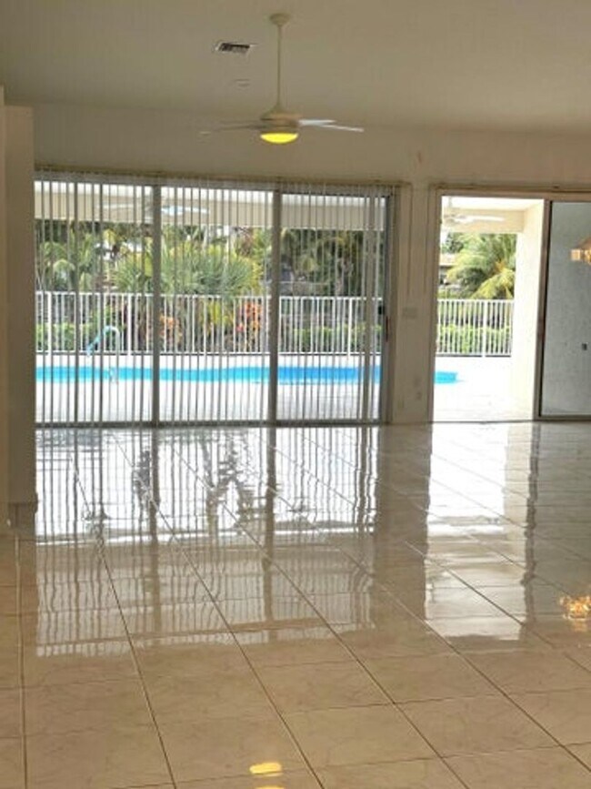 Building Photo - 106 Pepper Tree Cres