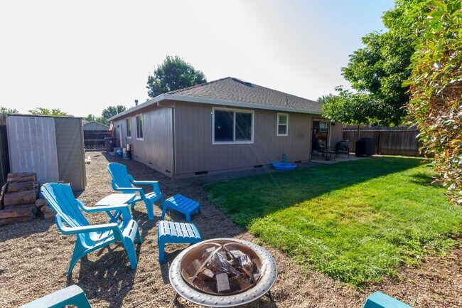 Building Photo - MODERN COMFORT & OPEN LAYOUT 3 BEDROOM SIN...