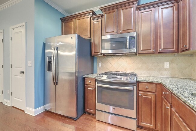 Building Photo - Spacious Mt. Pleasant Townhome!