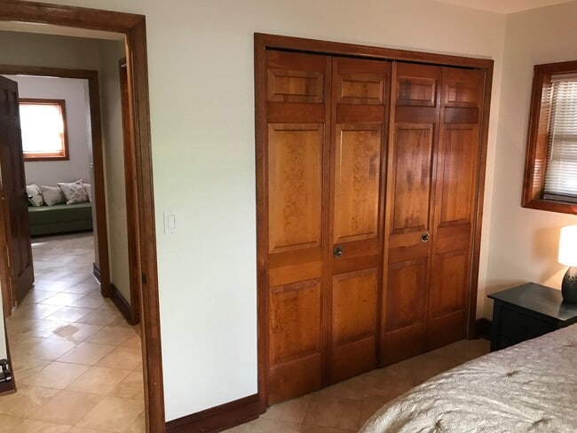 Building Photo - Updated 3 Bed 2 Bath Victorian Style Townhome
