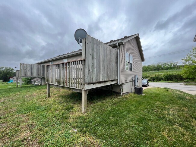 Building Photo - 2-Bedroom, 1.5 Bathroom Duplex with 1 Car ...