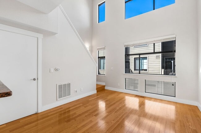 Building Photo - Modern 2BD/2BA Townhome w/ Private Yard, G...