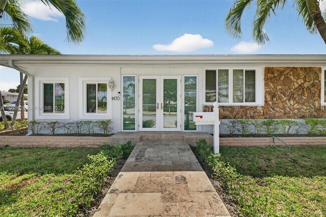 Building Photo - 1470 N Treasure Dr