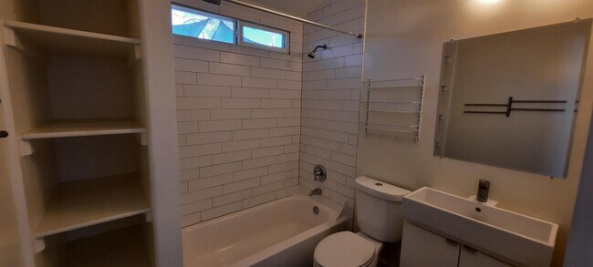 Building Photo - 1804 W Roma Ave