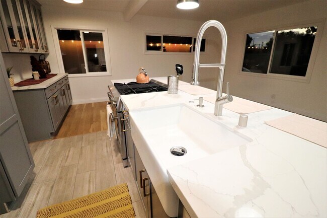 Building Photo - 1230 N Hollywood Way