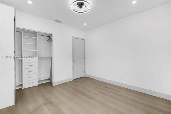 Building Photo - 570 SW 45th Ave