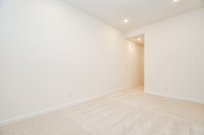 Building Photo - 6562 Scarlet Pond Ln