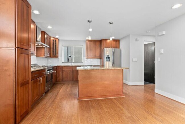 Building Photo - Luxurious Air-Conditioned Leschi View Townhome