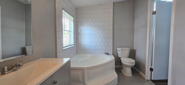 Building Photo - Newly renovated 4/3 property with fenced in yard!