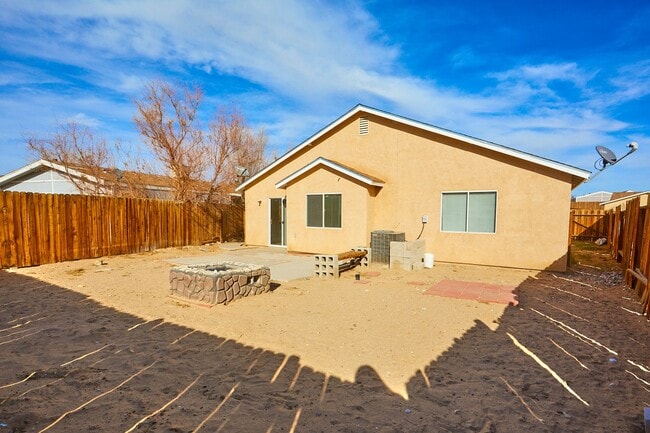Building Photo - 3 BEDROOM BARSTOW HOME