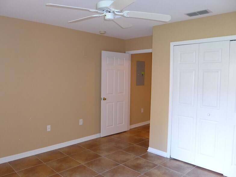 Building Photo - 5475 Vineland Rd