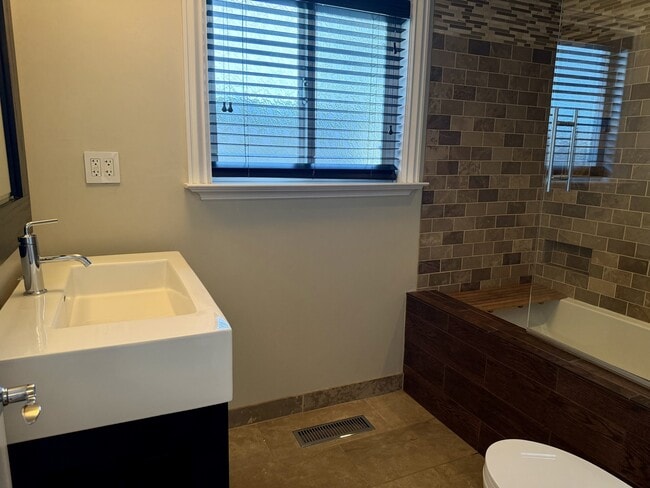 Building Photo - 1586 Stapleton Ct