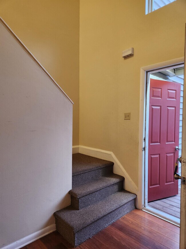 Building Photo - 1394 Bradley Dr
