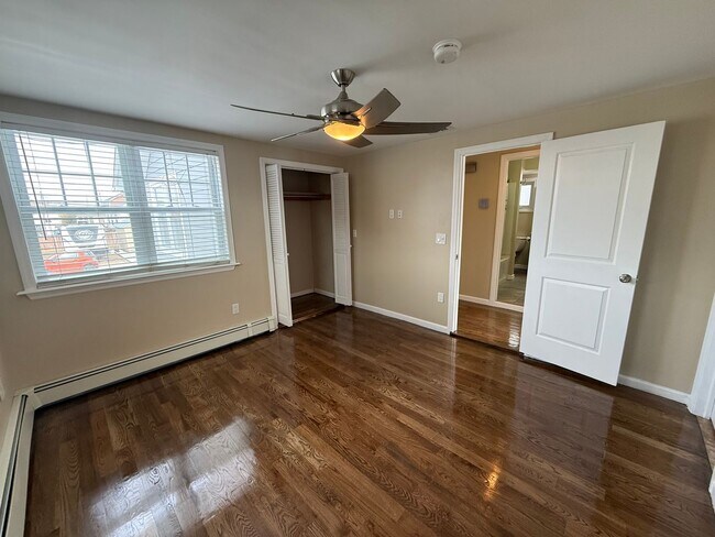 Building Photo - Mint 2 Bed/2 Bath Single-Family Home in Howard Beach!