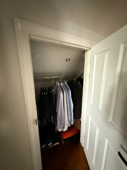 Building Photo - 319 Green Ln