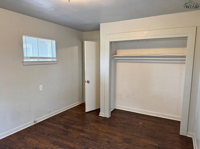 Building Photo - 1661 1/2 Collins Ave