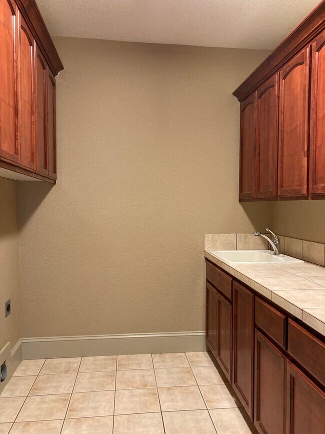 Building Photo - West Meadows Estate 2-Story Home in Salem