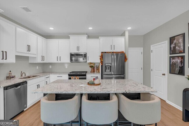 Building Photo - 1954 Sanford Dr