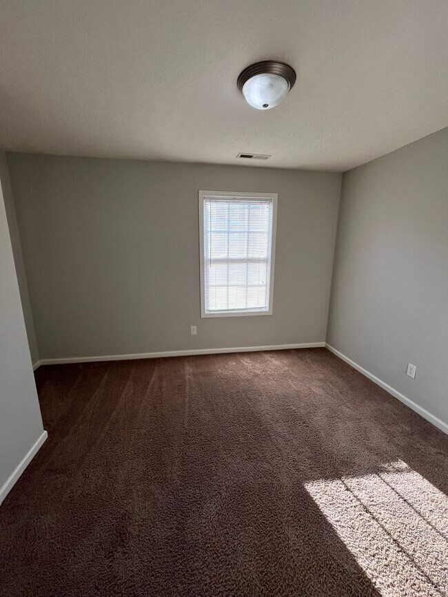Building Photo - HALF OFF ONE MONTH AT UPPER STONE!