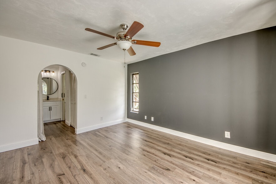 Primary bedroom accent wall. - 2316 Everest Pky