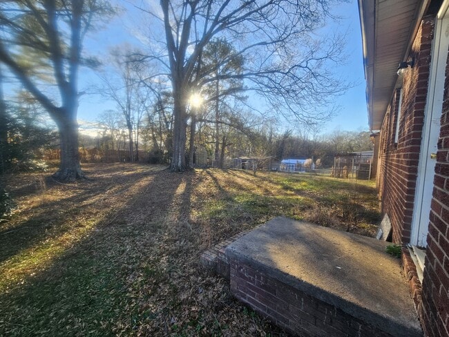 Building Photo - 307 Best St