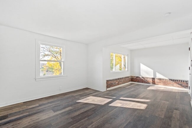 Building Photo - AVAILABLE JULY 1ST! ABSOLUTELY GORGEOUS & RENOVATED 2 bedroom in CASTLE SHANNON!