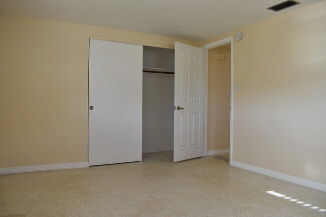 Building Photo - 2 Bedroom 1.5 Bath