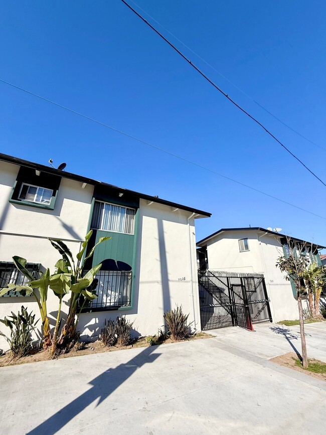 Building Photo - 7521 S Crenshaw Blvd