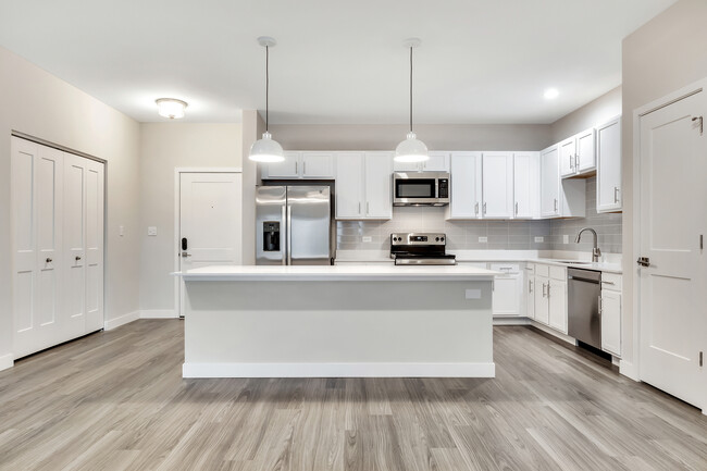 Building Photo - 8940 Willow Glen Dr