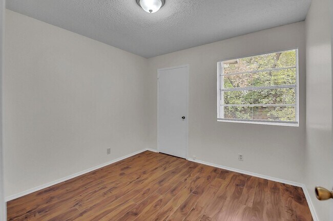 Building Photo - 500 Algerita Dr