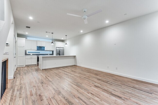 Building Photo - 3 bedroom Lakewood Townhome Walking Distance to Whole Foods and all of your favorites!