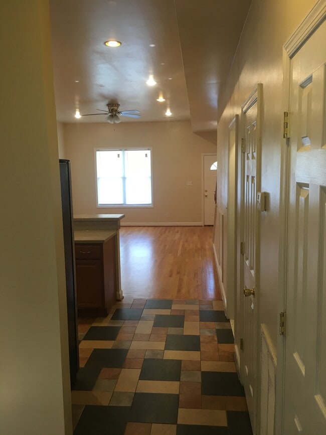 Building Photo - 1261 W Cary St