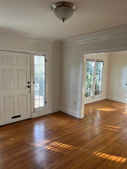 Building Photo - 504 N Heliotrope Dr