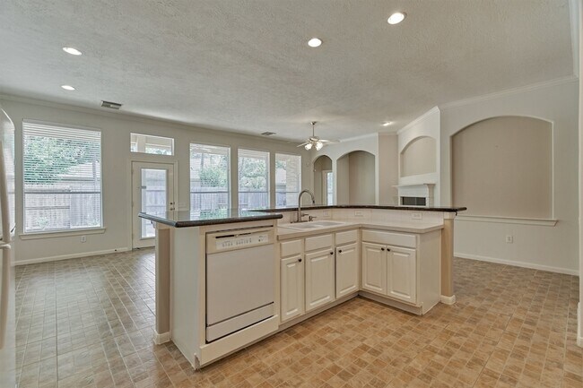 Building Photo - 118 Robindale Cir