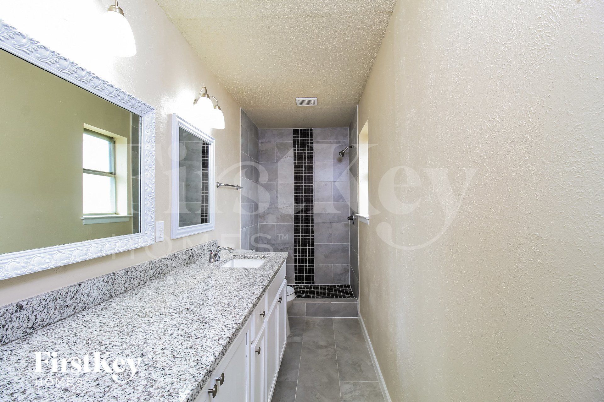 Building Photo - 2509 E Williamsburg Manor