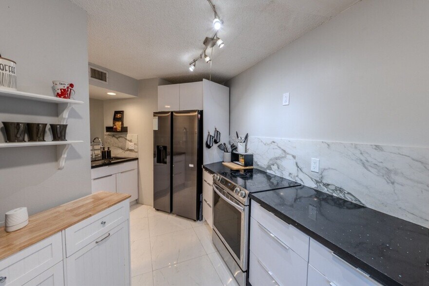 Building Photo - 10451 W Broward Blvd
