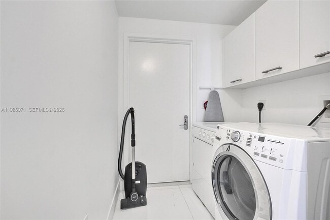 Building Photo - 17121 Collins Ave