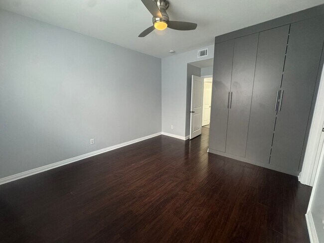 Building Photo - Renovated 1BR in Long Beach – New Appliances, Big Balcony, Steps from Downtown