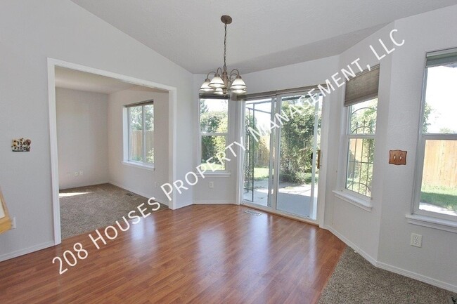 Building Photo - Clean & Move-In Ready Home!