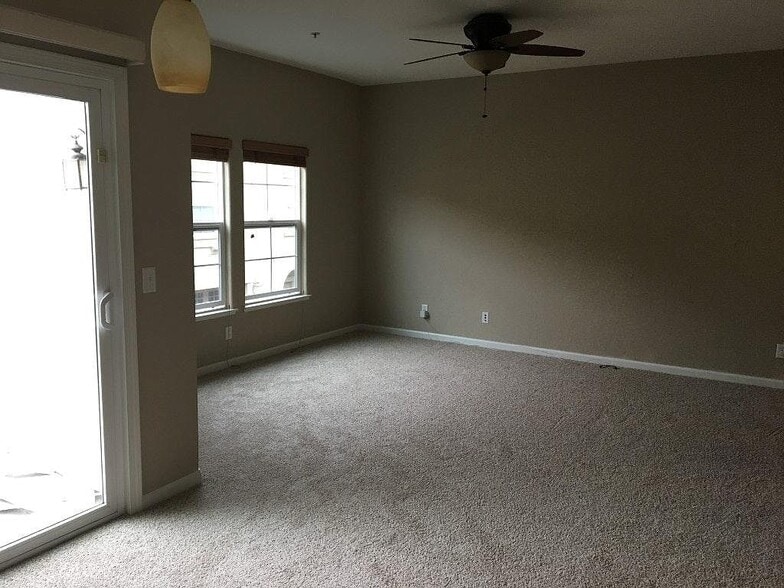 Building Photo - 3301 N Park Dr