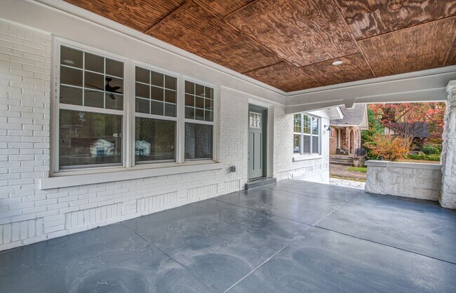 Building Photo - Elegant Midtown Memphis Single-Family Home...