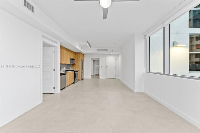 Building Photo - 2150 N Bayshore Dr