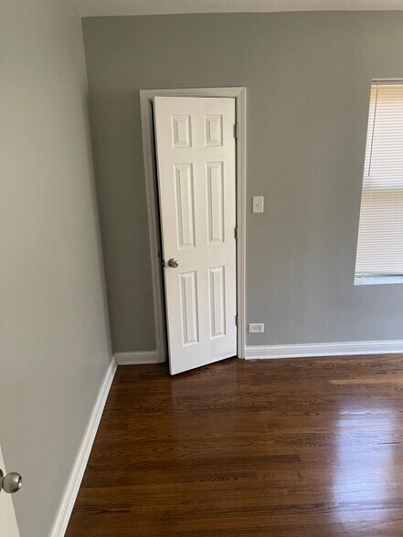 Modern throughout - 8434 S Cregier Ave