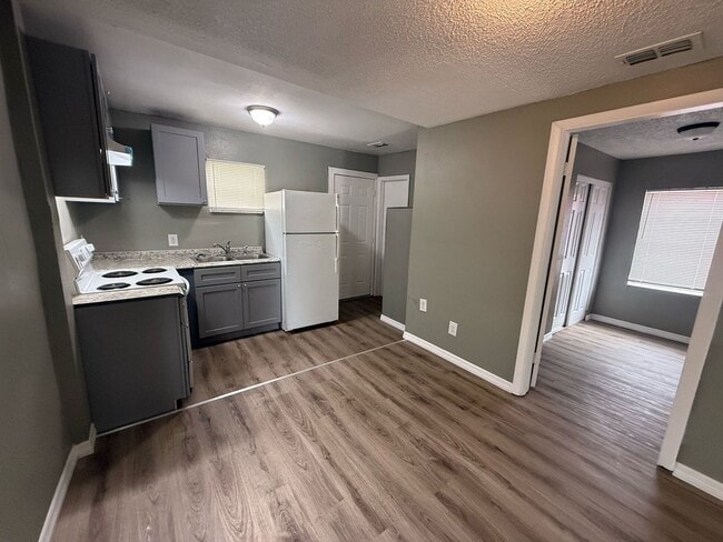 Building Photo - Cozy Plant City Bungalow! Apply for FREE This Holiday Season!