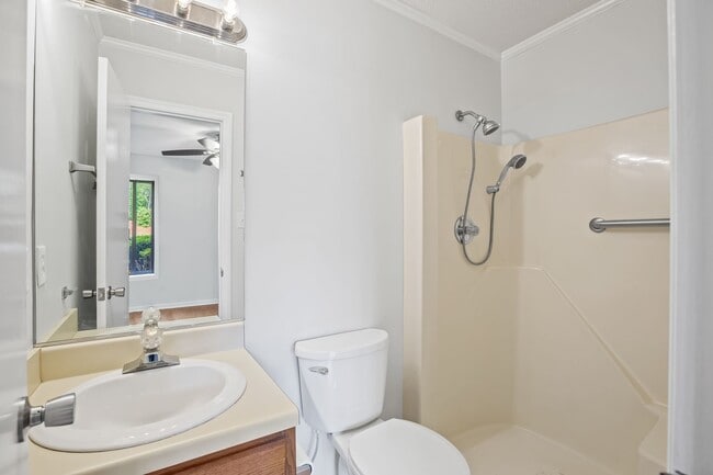 Building Photo - Great 2 Bedroom Available End Of July