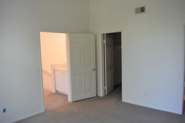 Building Photo - 3 Bedroom Townhome in La Jolla Village