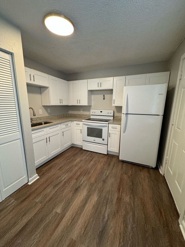 Building Photo - Recently renovated 2 Bedrooms and 1 Bath d...