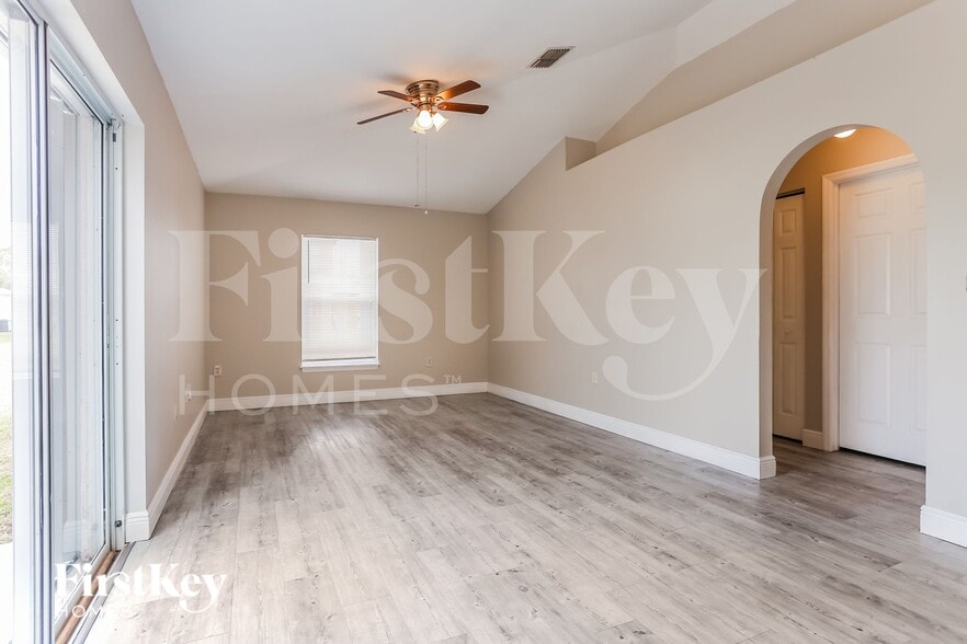 Building Photo - 419 SW Exmore Ave