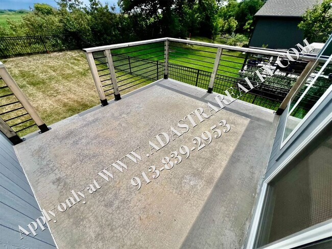 Building Photo - Beautiful Like New 4 Bed 4 Bath Home in Overland Park-Available NOW!!